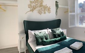 Modern Town Centre Flat - Free Shared Parking, King Size Bed, 5 Minutes Walk To Beach
